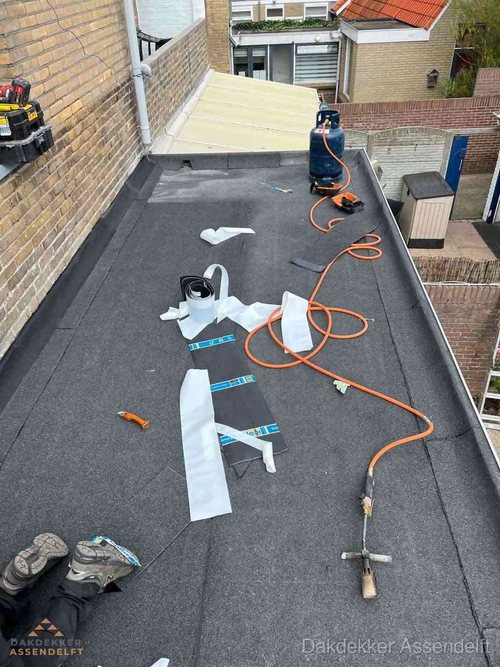 Dakdekker brengt EPDM dakbedekking aan op plat dak in Assendelft Dakdekker brengt EPDM dakbedekking aan op plat dak in Assendelft