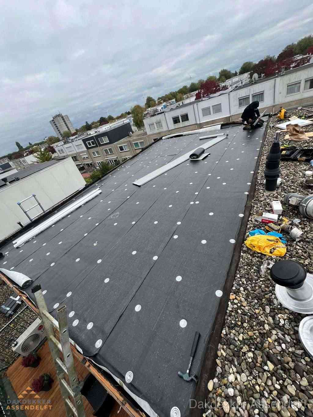 Dakleer vervangen op groot plat dak door dakdekker in Assendelft Dakleer vervangen op groot plat dak door dakdekker in Assendelft