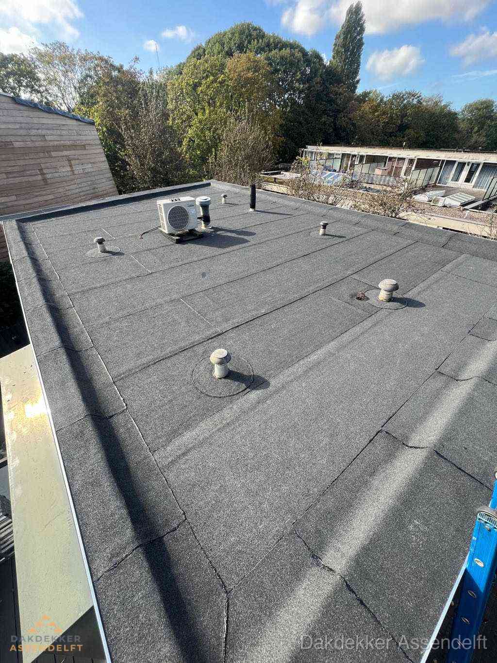 Plat dak met bitumen en brandgereedschap van dakdekkersbedrijf in Assendelft Plat dak met bitumen en brandgereedschap van dakdekkersbedrijf in Assendelft